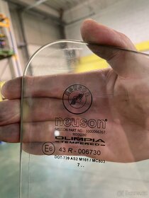 Sklo dveří k pásovému rypadlu 1503 (Wacker Neuson) - 2