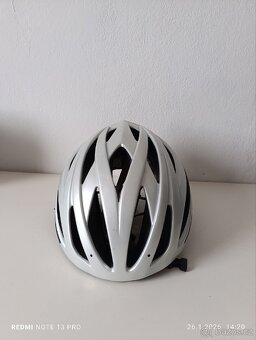 Světle stříbrná cyklistická helma - 2