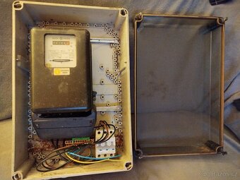 Podružný elektroměr s jističi, do garáže, ... ČB - 2