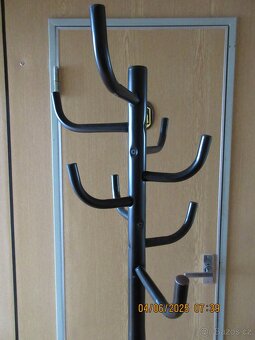 Stojan na oblečení. - 2