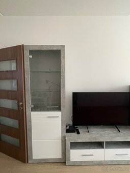 Obývací stěna šedobílá - 2