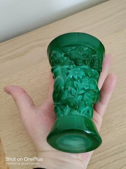 MALACHITOVÁ JADE VÁZA CCA 1930 - KRÁSNÝ PLASTICKÝ DEKOR - 2