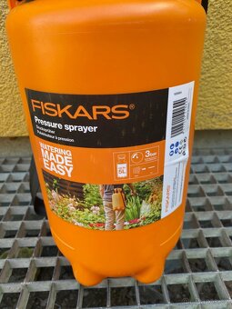 Tlakový postřikovač Fiskars 5 l – použitý, dobrý stav - 2