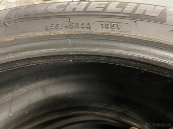Zimní pneu 255/45 R20 - 2