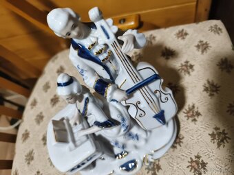 Porcelánové sousoší čembalistky a kontrabasisty - 2