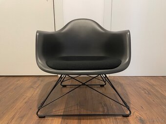Vitra Plastic Armchair LAR (s čalouněním sedáku) - 2