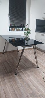 Stůl Ikea se skleněnou deskou - 2