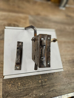 Krabicový zámek na dveře+protikus do zárubní - 2