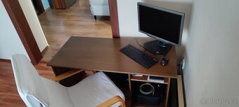 Stůl s velkou pracovní plochou - 2