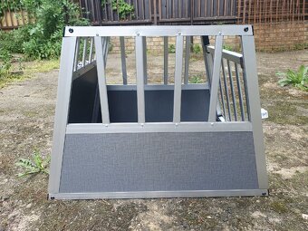 REZERVACE Klec do auta pro psa - 2