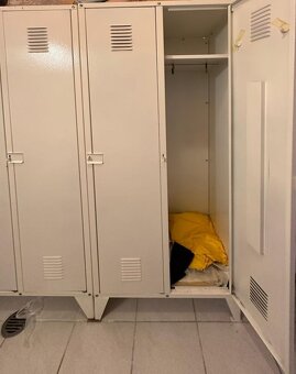 Plechová dvoudílná šatníková skříň - 2