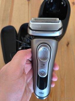 Holicí strojek Braun Series 9 Black - 2