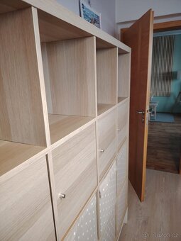 Policovy díl s podnožím a dvířky KALLAX. - 2