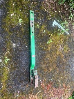 Prodám spodní úchyt JD - 2