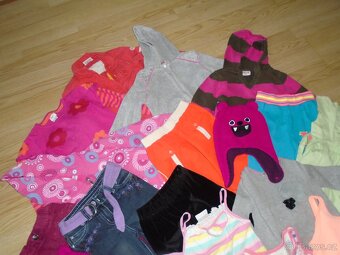 balík oblečení vel. 98 až 104 na holku - 2