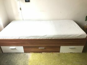 Pěkná dřevěná postel s čistou matrací a roštem - 2