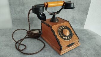 Starý telefon Tesla k dekoraci. - 2