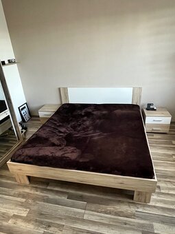 Manželská postel s matraci a nočními stolky - 2