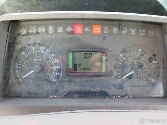 Traktor John Deere s lesnickou nástavbou - 2