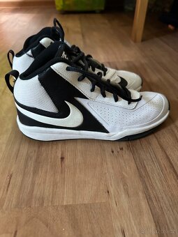Boty Nike team hustle D7 vel 38.5 - 2