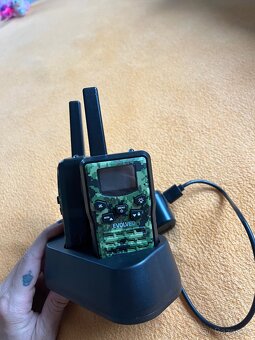 Vysílačky EVOLVEO – sada 2 ks + nabíjecí stanice, jako nové - 2