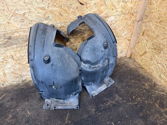 PŘEDNÍ PODBĚHOVÉ PLASTY BMW E90/91 - 2