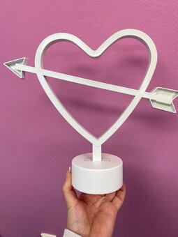 Dekorace/neon lampa ve tvaru srdce a šípu - 2