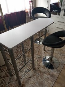 Stůl s barovými židlemi - 2