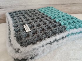 Háčkovaná dětská deka sivo-modrá - 2