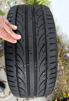 Prodám pneu Hankook Ventus V12 Evo2,215/40r17 vzorek cca 6mm - 2