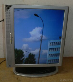 LCD monitor HP 17 palců, DVI, repro, otočný stojan - 2