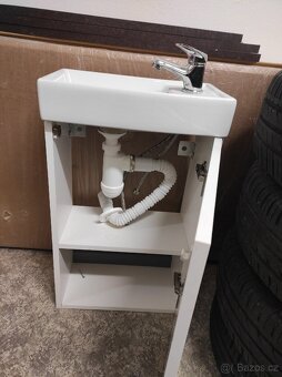 Umyvadlo s koupelnovou skříňkou a baterií - 2