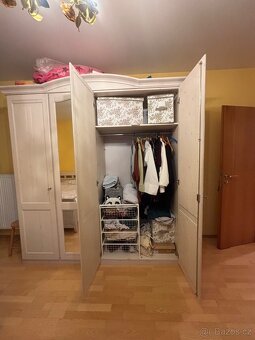 Šatní skříň ze dřeva - 2