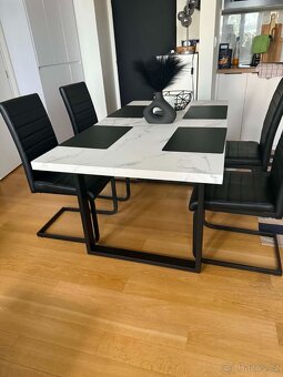 Mramorovaný jídelní stůl - 2