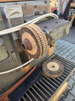 Stroj na leštění a broušení kožených výrobků - 2