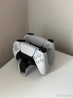 PS5 Slim,nabíjecí stanice,druhý ovladač + KCD2 a další hry - 2