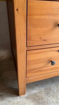 Ikea Hemnes vysoká komoda 6š masiv mořidlo antik Leksvik - 2