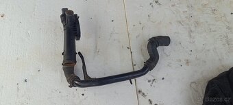 VW Škoda kryt termostatu hadice na vodu 2.0 TDI 03L121131AA - 2
