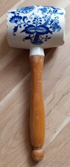 Palička, dekorativní talíř a drobný porcelán s cibul. Vzorem - 2