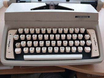 Kufříkový psací stroj CONSUL - 2