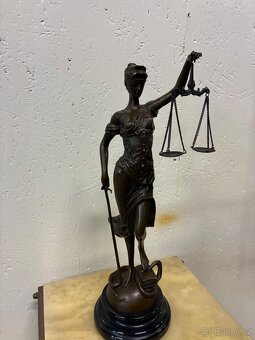 Bronzová socha Spravedlivosti - 2