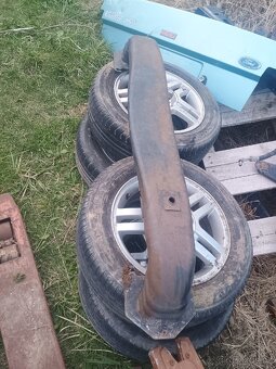 Výztuha předního nárazníku Ford Mondeo mk3 - 2