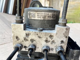 5Q0907379R Řídící jednotka ABS - 2