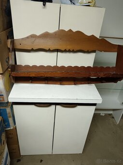 Vyřezávaná dřevěná polička - 2