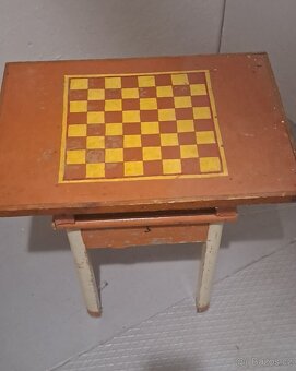 Starý dětský stolek s úložným prostorem - 2