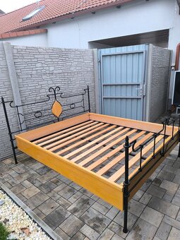 Prodám kovanou postel 180cm x 200cm - 2