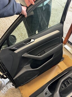 Přední pravé dveře VW Passat B8 sedan – poškozena - 2