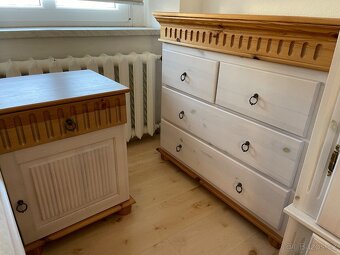 Moderní antik ložnice Tampere, velká skříň, celomasiv - 2