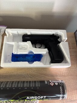 Airsoftová pistole - 2