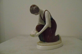 KPM - Berlínský svatební průvod Adolfa Amberga, klečící ture - 2